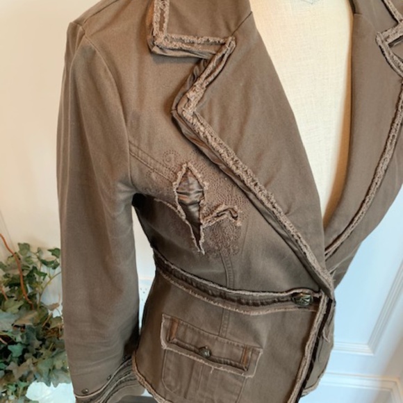 Taheri Beautifully Detailed Utility Jacket - Picture 8 of 16